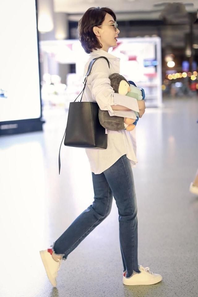 41岁陈数现身机场穿搭时尚，网友：怎么又瘦了？