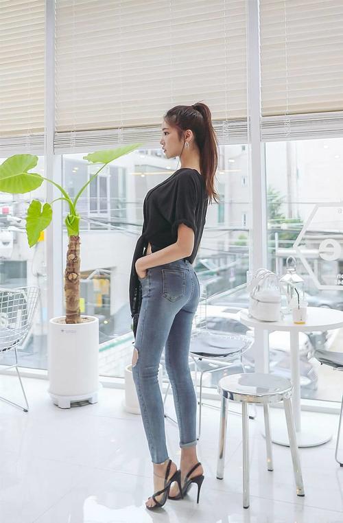 街拍：貌若天仙的牛仔裤小姐姐，释放靓丽清新的优雅女人味儿！