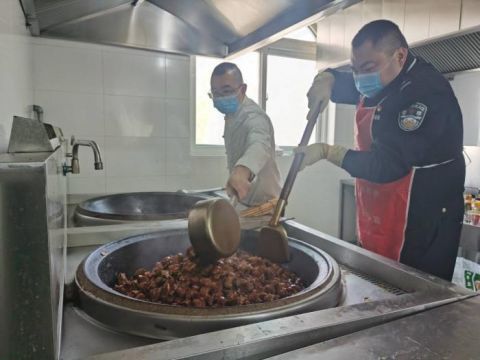  #回家#图片故事 | 疫情不除 绝不回家——记北京站派出所“炊事班长”王力