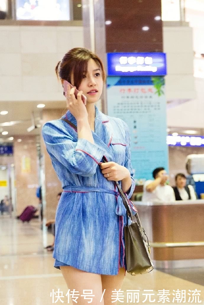 陈妍希这条裙子有点短，幸亏有块布能盖一盖，否则坐着都不方便！