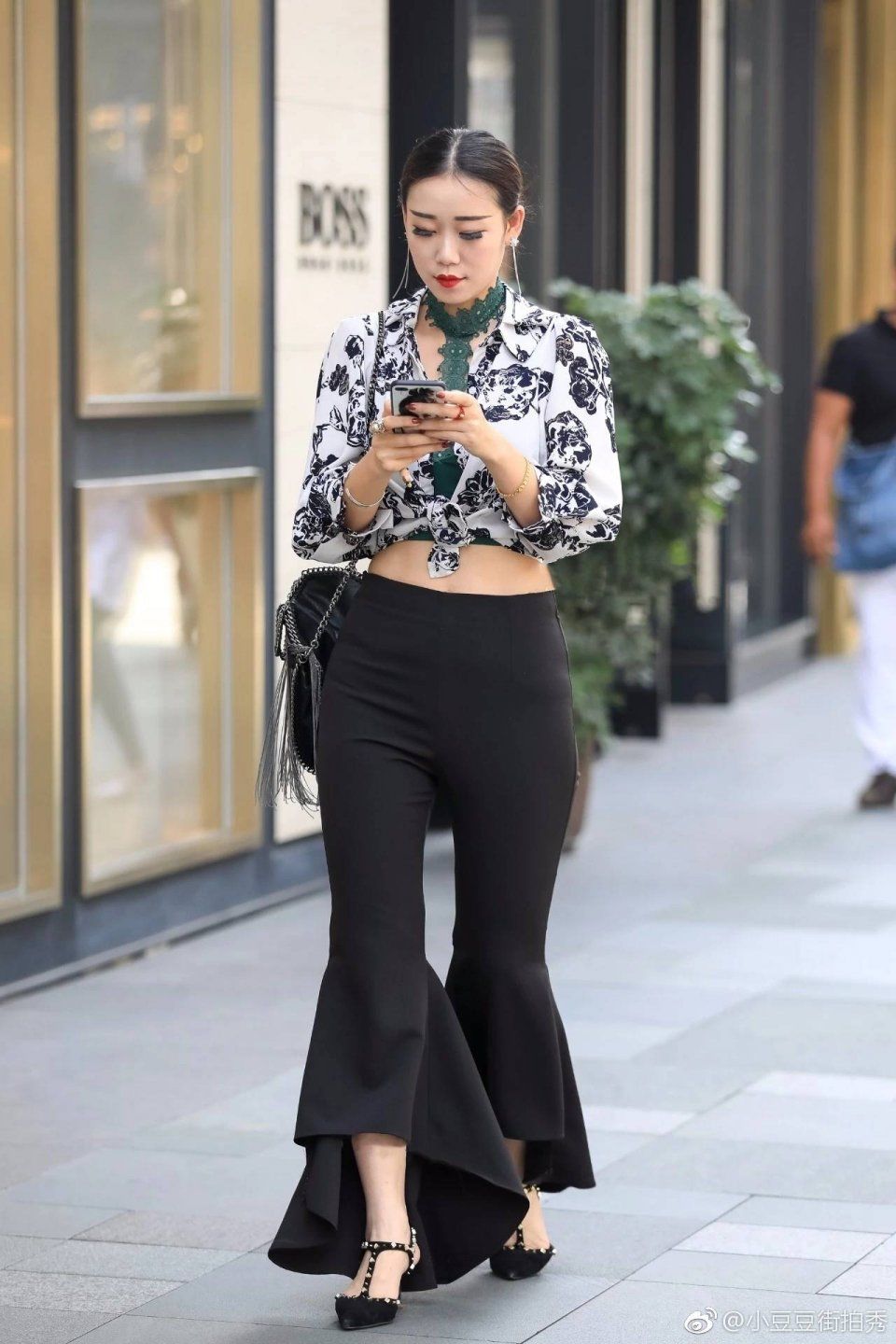 一点点街拍:美女姐姐穿着打扮时尚大方,看起来很高贵的样子
