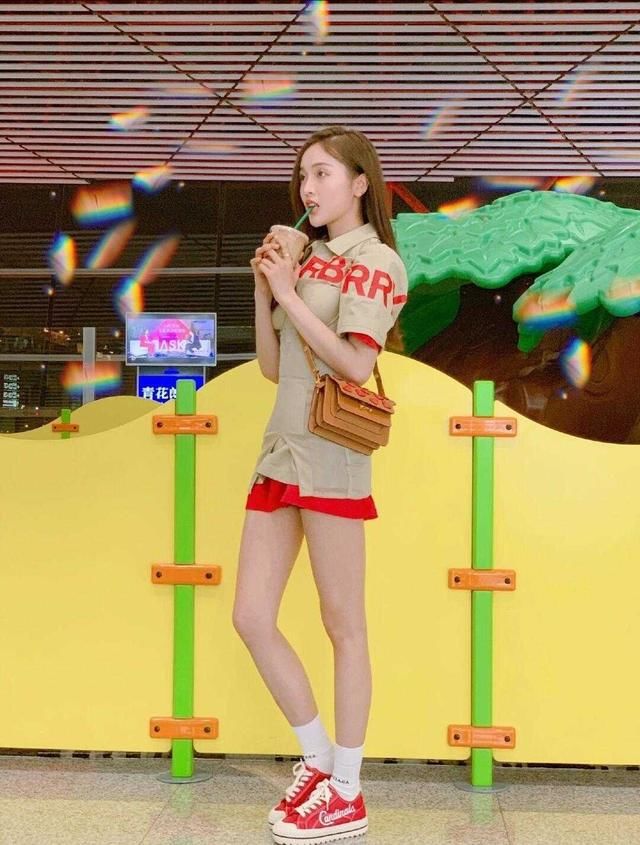  【凹凸】吴宣仪机场造型“火”了，穿一条拼色连衣裙秀美腿，身材凹凸有致