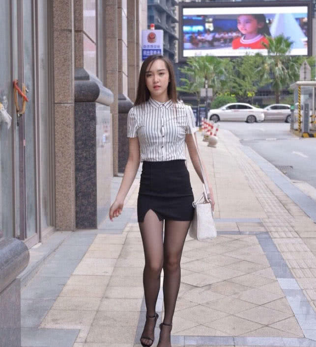 穿着黑丝袜的小姐姐很迷人，今天这条丝袜有点紧，让她很尴尬