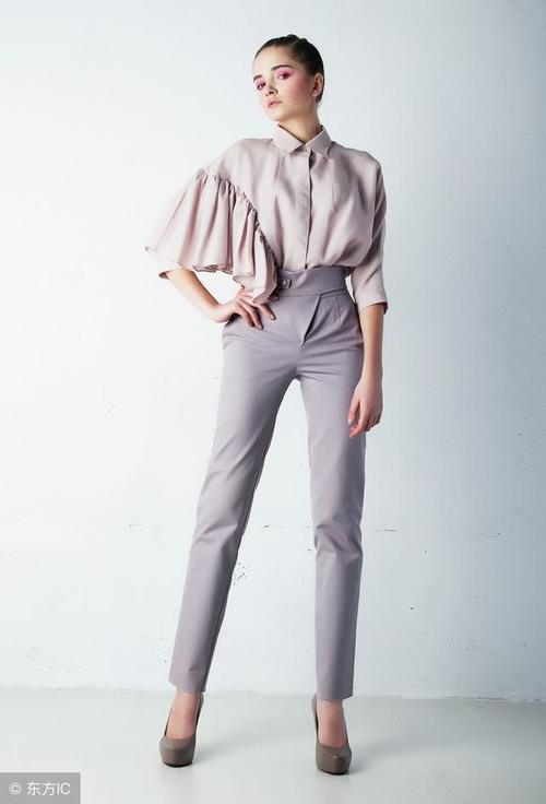 又到了“衬衫”受宠的季节，赶紧学着搭配起来