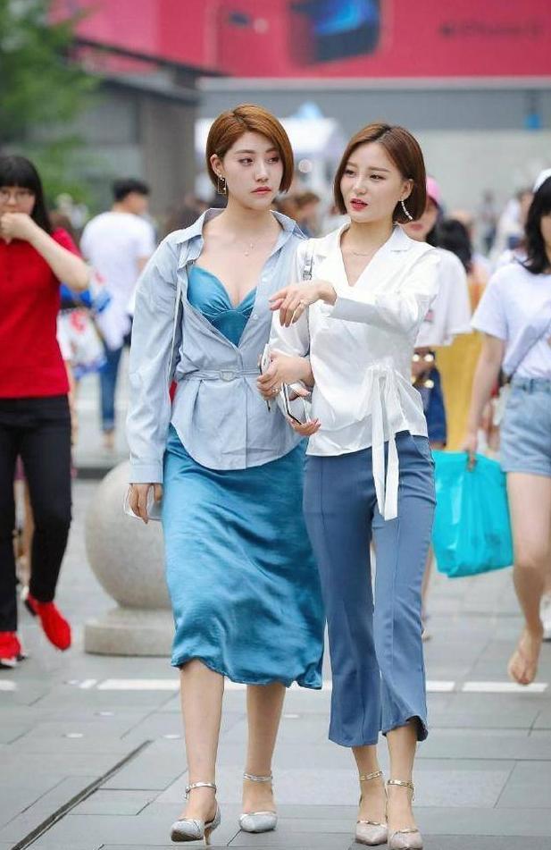重庆辣妹街拍 一套简约时尚的穿搭，能让你美丽一夏天，我心动了