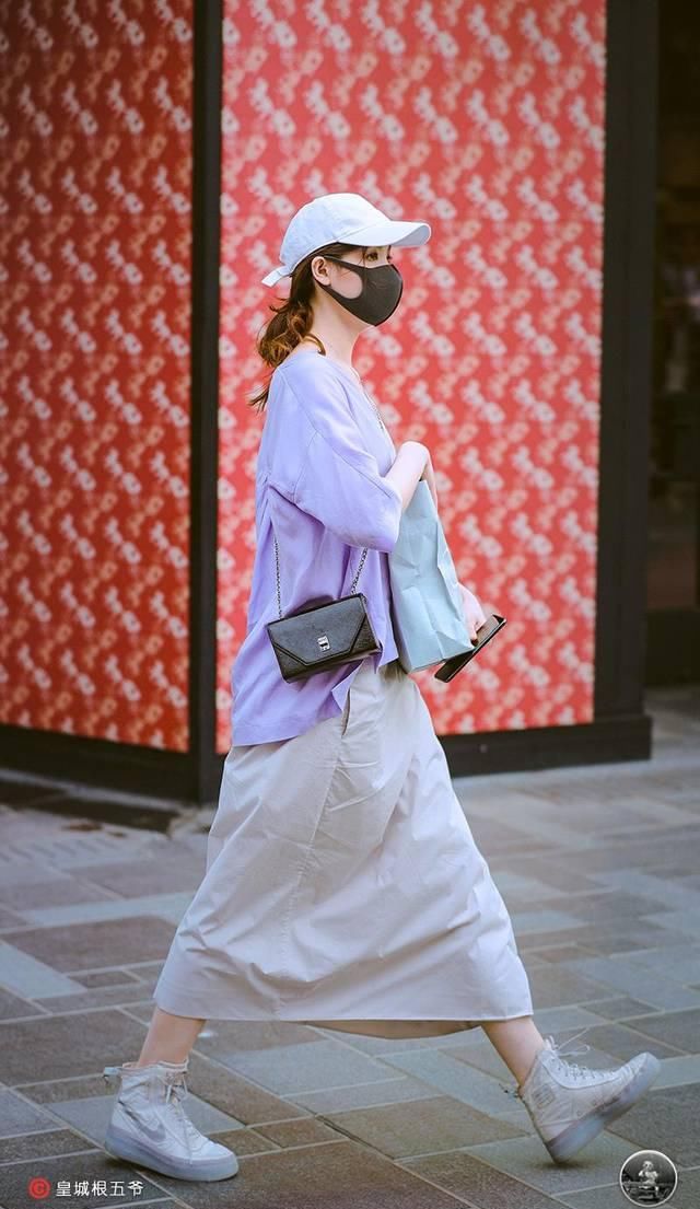  『更多』街拍：选择一些适合自己的衣服进行打扮，这样可以为自己增添自信