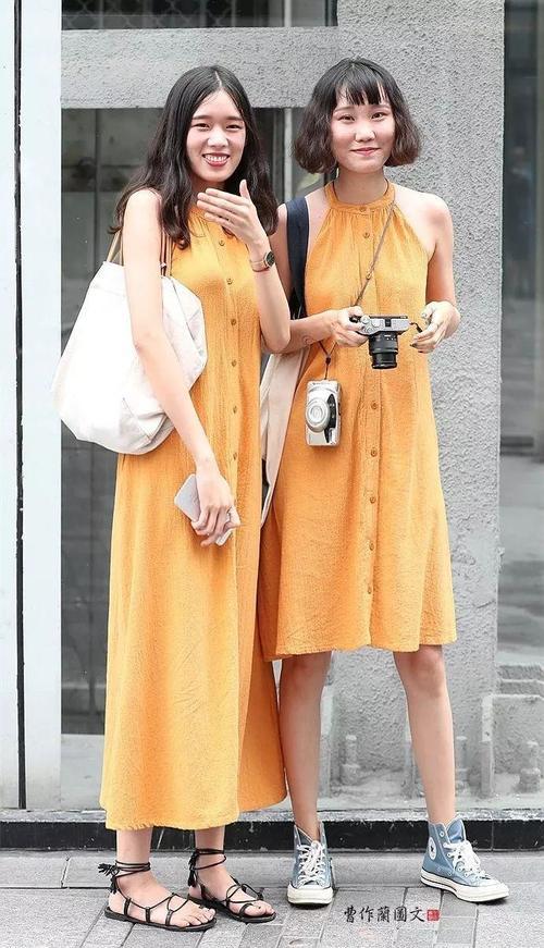 街拍：敢和漂亮闺蜜一同逛街的美女