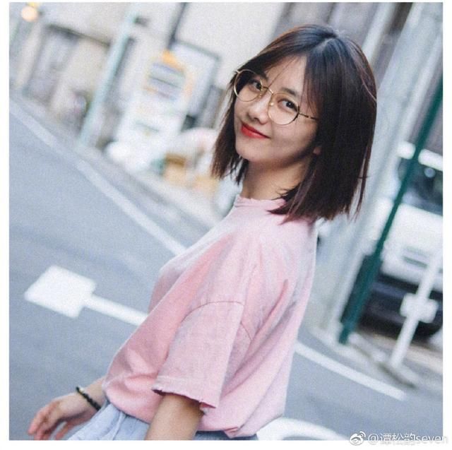 谭松韵蓝色阔腿裤配粉色T恤，28岁嫩回18岁！网友：这发型真抢镜