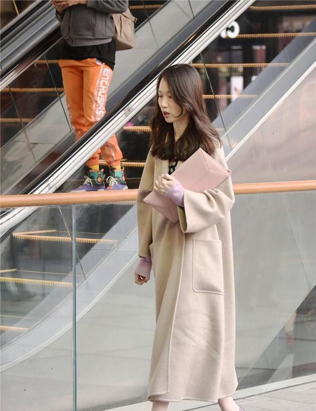  [美女]美女街拍高跟鞋穿起来也是超级有气场的，衬托身材特别的性感