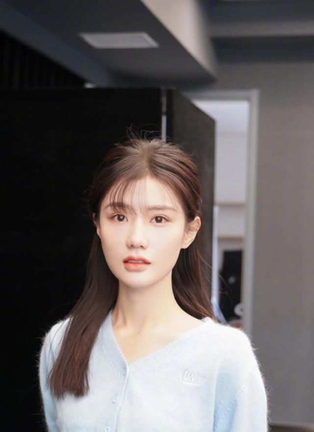  『蓝色』白色毛衣太百搭了,随便穿上就很时髦,冬天你必须有一件!