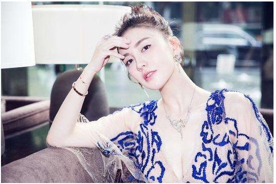 自导自演回应已婚上热搜算什么，曾曝光乔的她还深夜发割腕图呢！