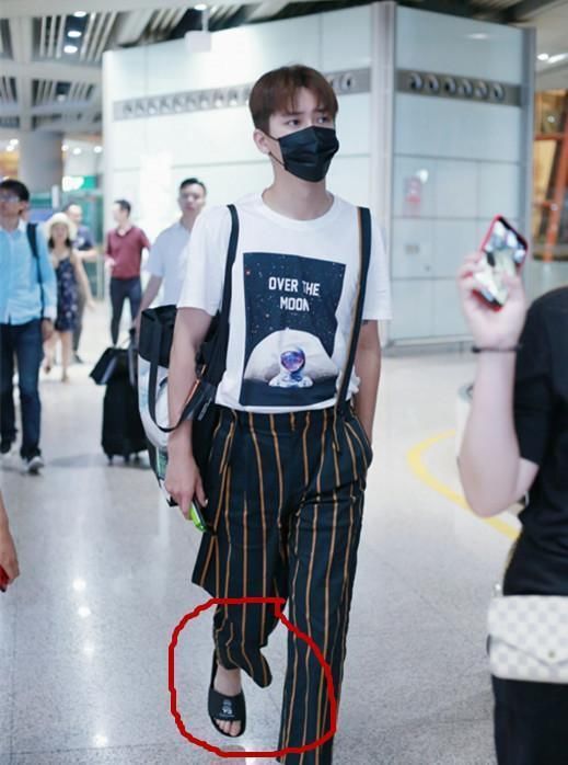 熊梓淇来了,每次穿的鞋子都挺特别,小伙子很有想法啊!