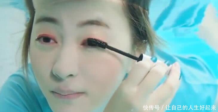 小姐姐体验水下化妆，两个小时的妆容比不上一秒，网友：后悔了吧