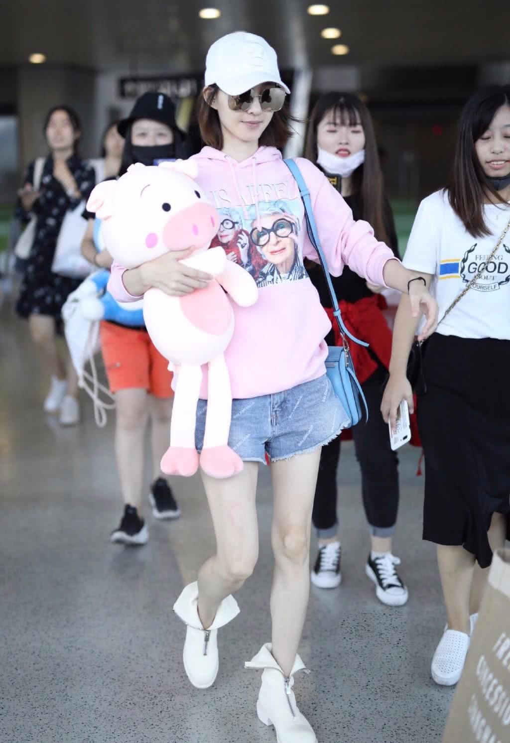 王丽坤卫衣短裤就算了,还要穿短靴,结果“热到”鞋拉链都解开了