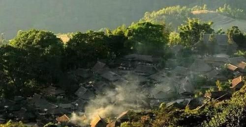 云南有一“天坑”成世外桃源，与世隔绝，村民60年未出过村