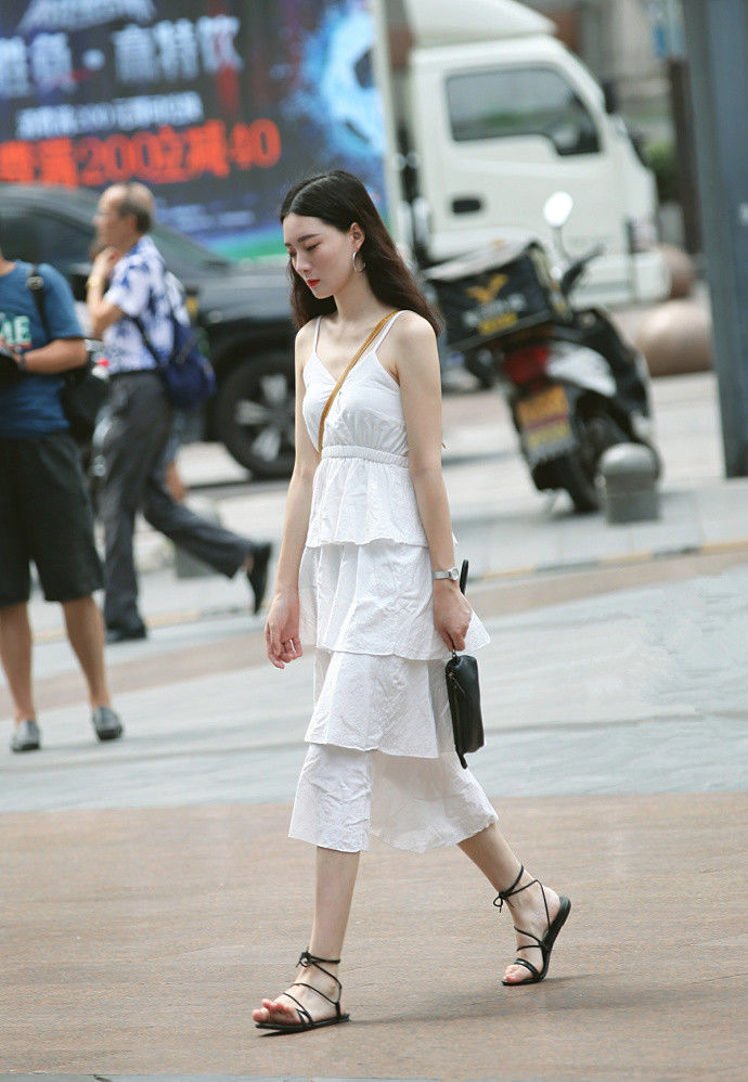 路人街拍，背心搭配波点裙，夏季的凉爽扑面而来