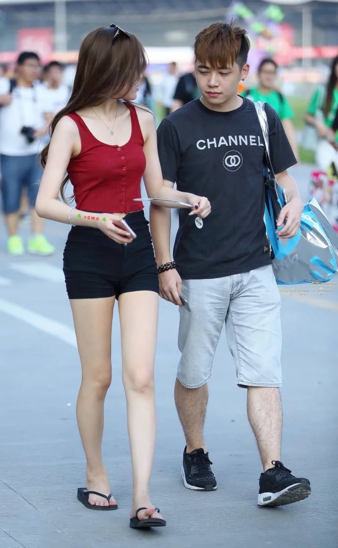 小姐姐身材苗条翘臀饱满圆润，上凸下翘的小身材也是很有魅力的