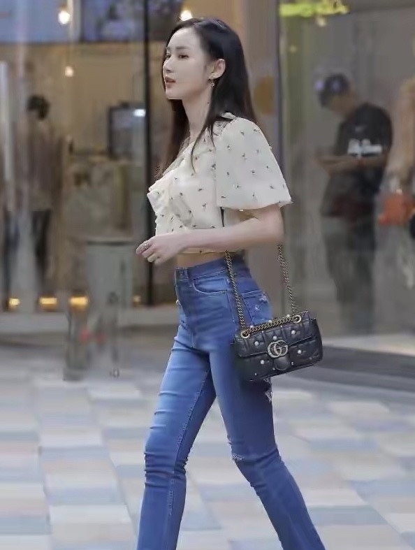  气质|牛仔裤使腿部看上去更细，映衬出格外的时尚气质，柔情又十分休闲