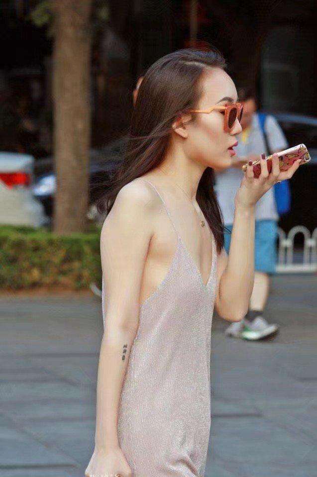 街拍: 吊带裙的魅力一般人很难阻挡, 网友: 平板身材也很有视觉冲