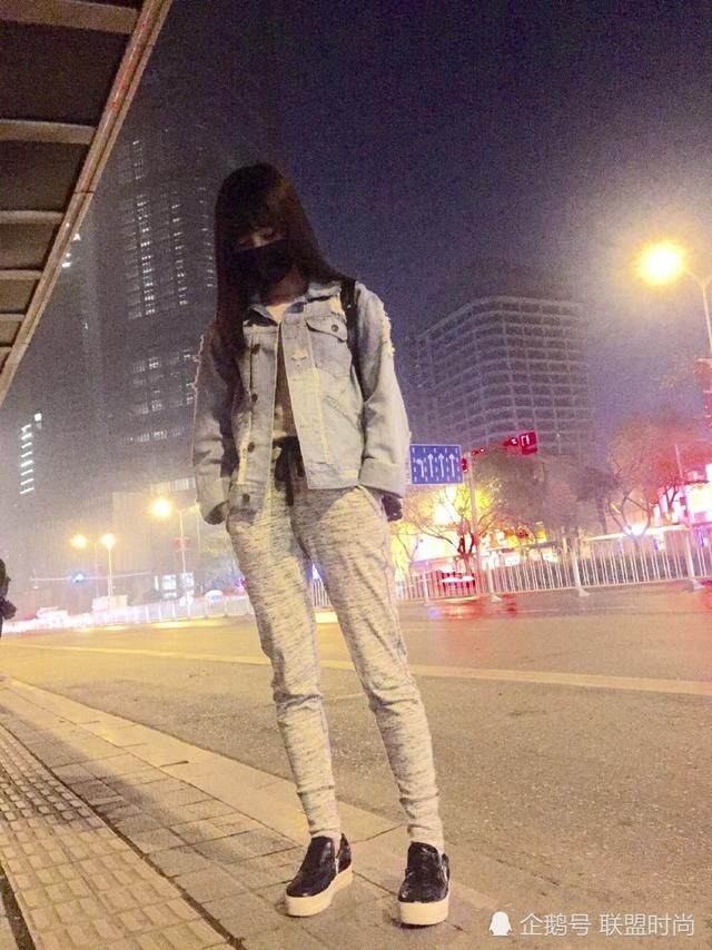 厉害呀鞠婧祎！一条4扣短裤穿出2米1大长腿，网友：这腿我服了！