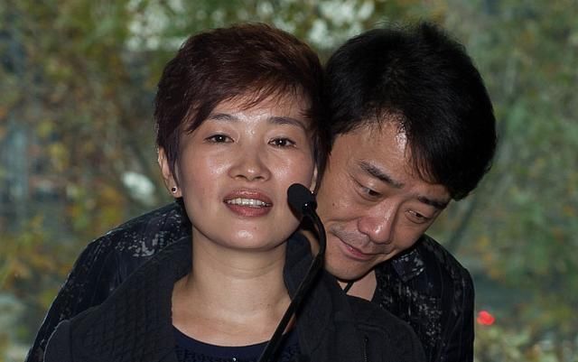 某某爆料周立波支配资金不到三千元，黄毅清实锤胡洁控夫当摇钱树