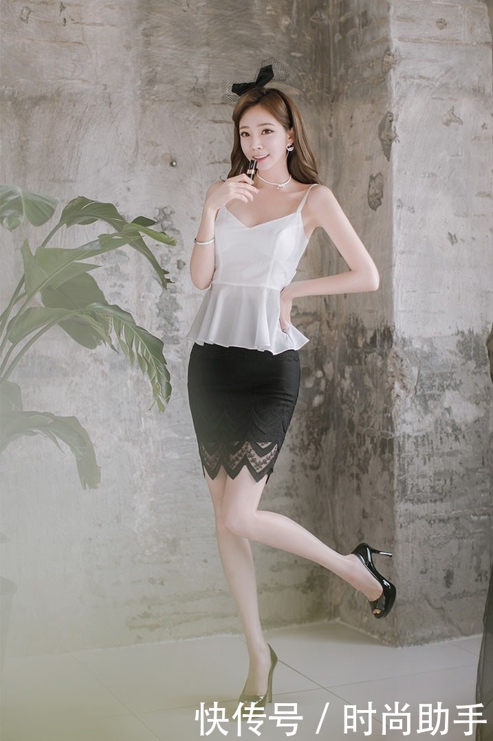 百搭的高跟鞋，配上丝袜走在大街上，吸睛的存在！