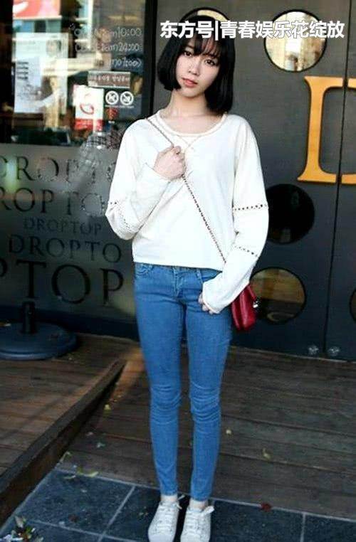 利用颜色的深浅和层次感来搭配紧身裤，可以轻松穿出时尚女神范！