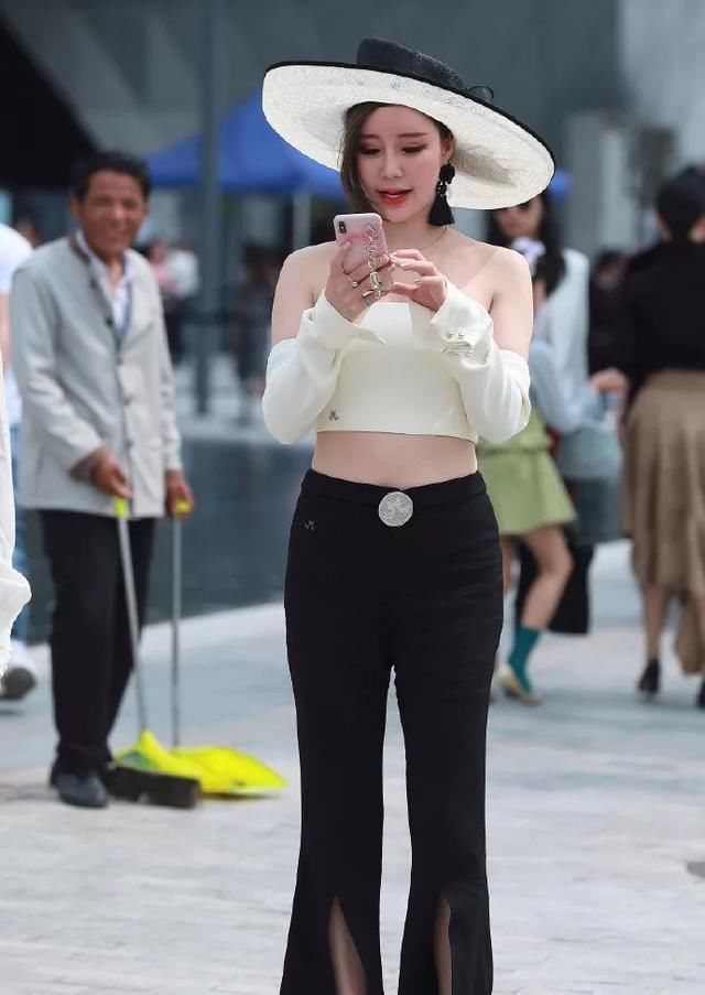  [看上去更加]街拍:一字带高跟鞋,简约又时尚