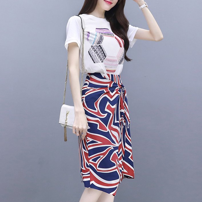 入秋穿套装不如穿连衣裙，一款好的连衣裙，更好的展现你的女人味