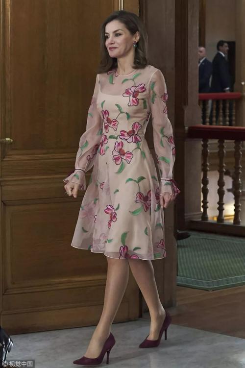 穿出优雅夏日风，我听这位西班牙王后的