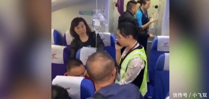 病人挂着输液瓶乘飞机，机长拒飞延误7小时，引起机上乘客不满