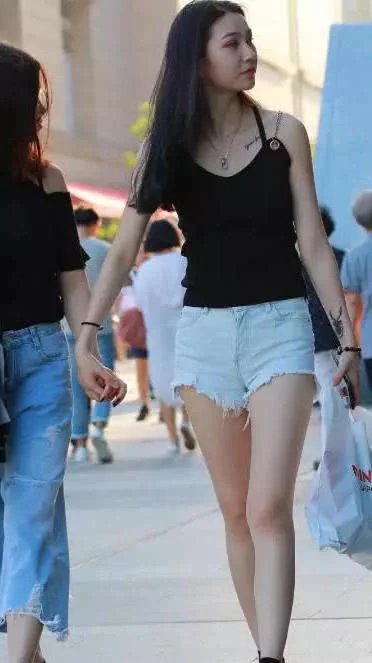 性感小姐姐身穿吊带抹胸搭配超短裤，十分性感，吸睛无数