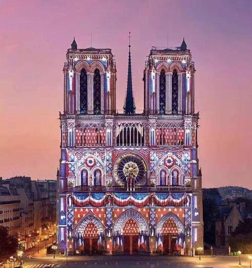 有着800多年的巴黎圣母院遭遇严重火灾，让我们从这些图片里回顾