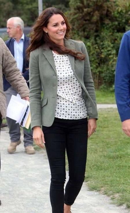 凯特穿西裤“显腿细”,却被梅根竹竿腿超越,网友:凯特比例不好