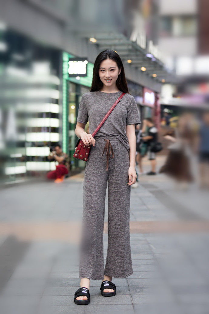 重庆街拍,清新时尚美的女生,夏天这样穿,真是美翻了