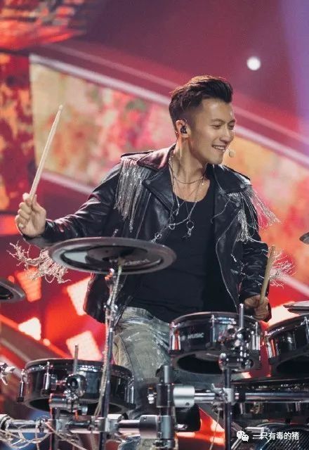 卸了妆的王一博和鹿晗，一点都不娘