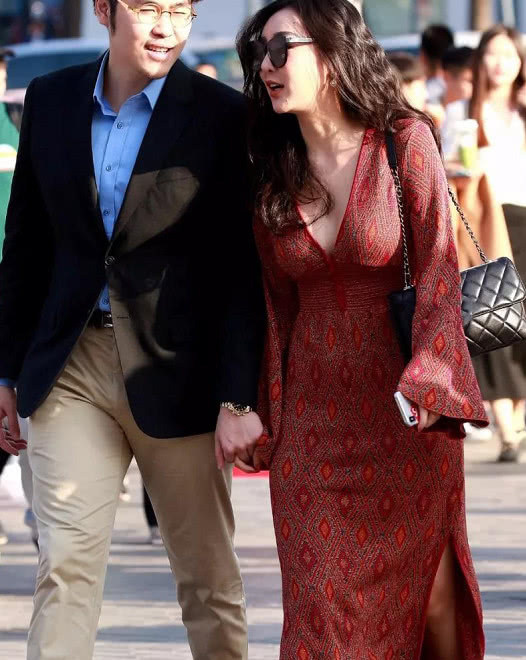 性感小姐姐身穿红色深V连衣裙，大露丰腴胸部，十分迷人，吸睛无