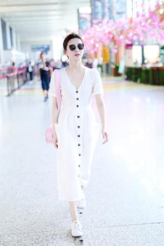 江疏影难得穿长裙去机场，不想却被胯部抢镜，网友：这也太宽了吧