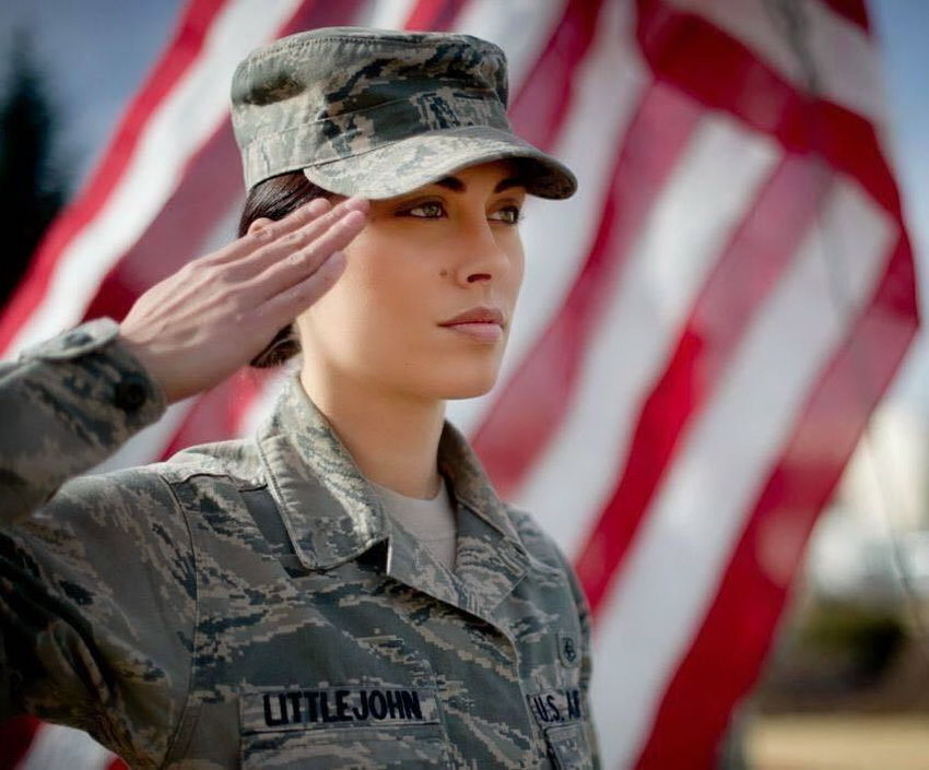 美军女中士退役做模特