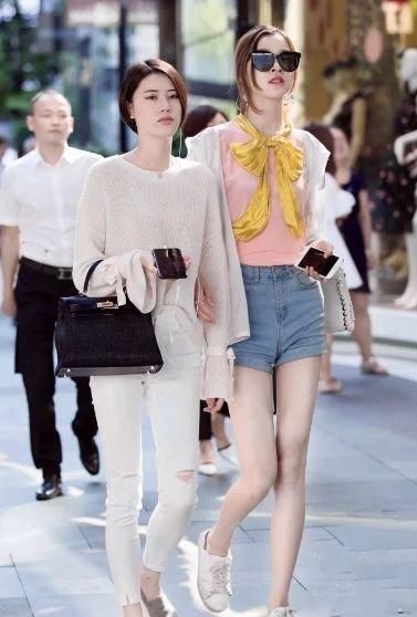 「长裙」街拍:小姐姐身穿长裙,走起路来十分飘逸,女神范十足