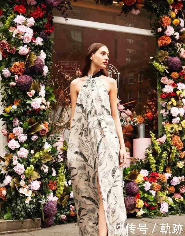 『花朵』2020开春 流行穿“开满花”的裙子,谁穿谁美!