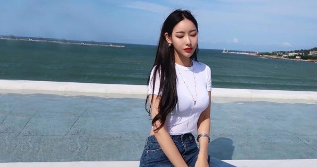 个性的牛仔裤更能衬托出美女不一样的气质，体现出靓丽的魅力！