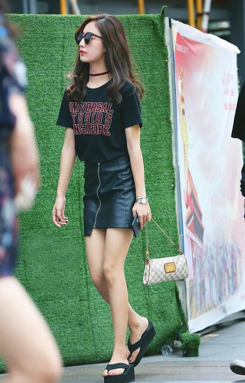 街拍:图1墨镜美女，皮裙配拖鞋，图3时尚美女，穿着优雅连衣裙