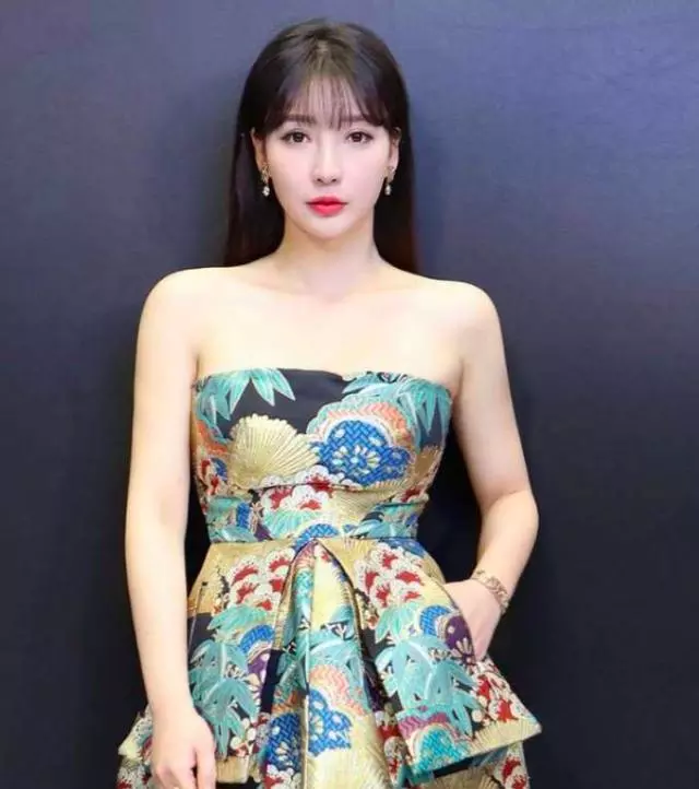 柳岩穿中国风刺绣抹胸裙，性感撩人，网友：女神很美啊！