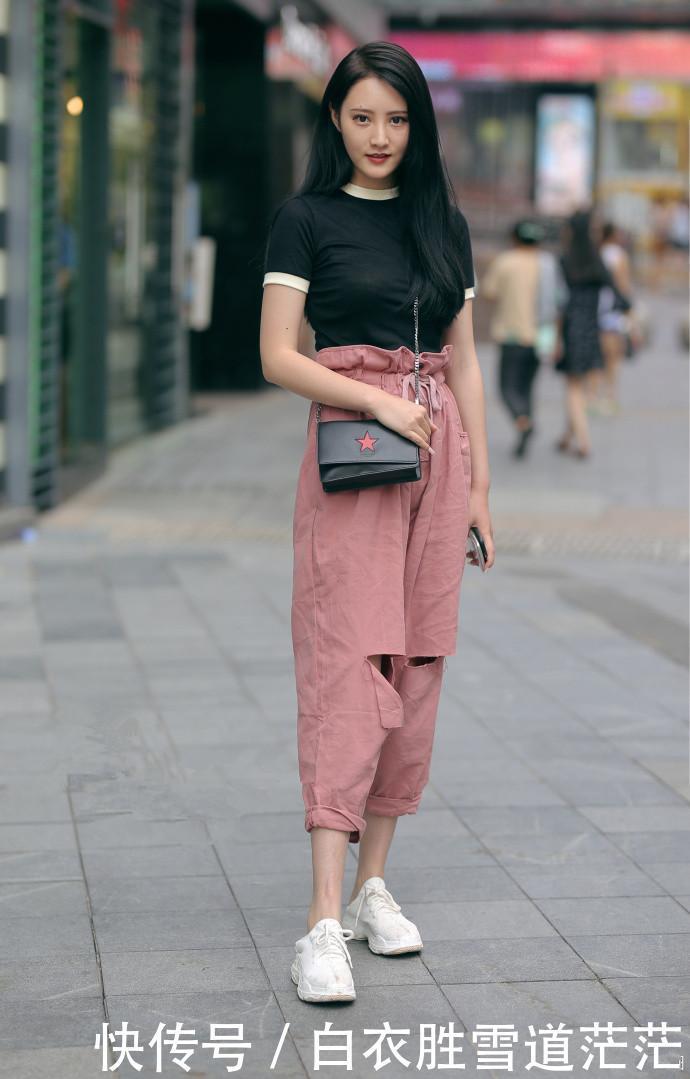 街拍：清纯可爱小姐姐的甜蜜微笑，有种恋爱的味道！