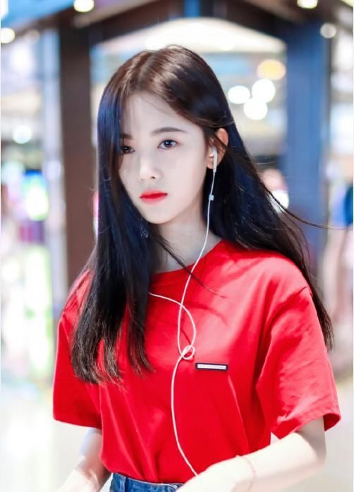 鞠婧祎太撩了!穿红T恤尽显甜美可爱,真不愧是“四千年美女”!