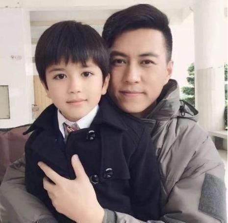 网络谣言何时休？靳东剧中小演员竟被当成其儿子