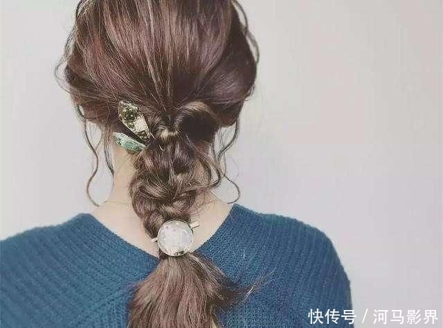  「女生」发际线高的女生，拒绝扎高马尾，太难看了，这4种扎发适合你！