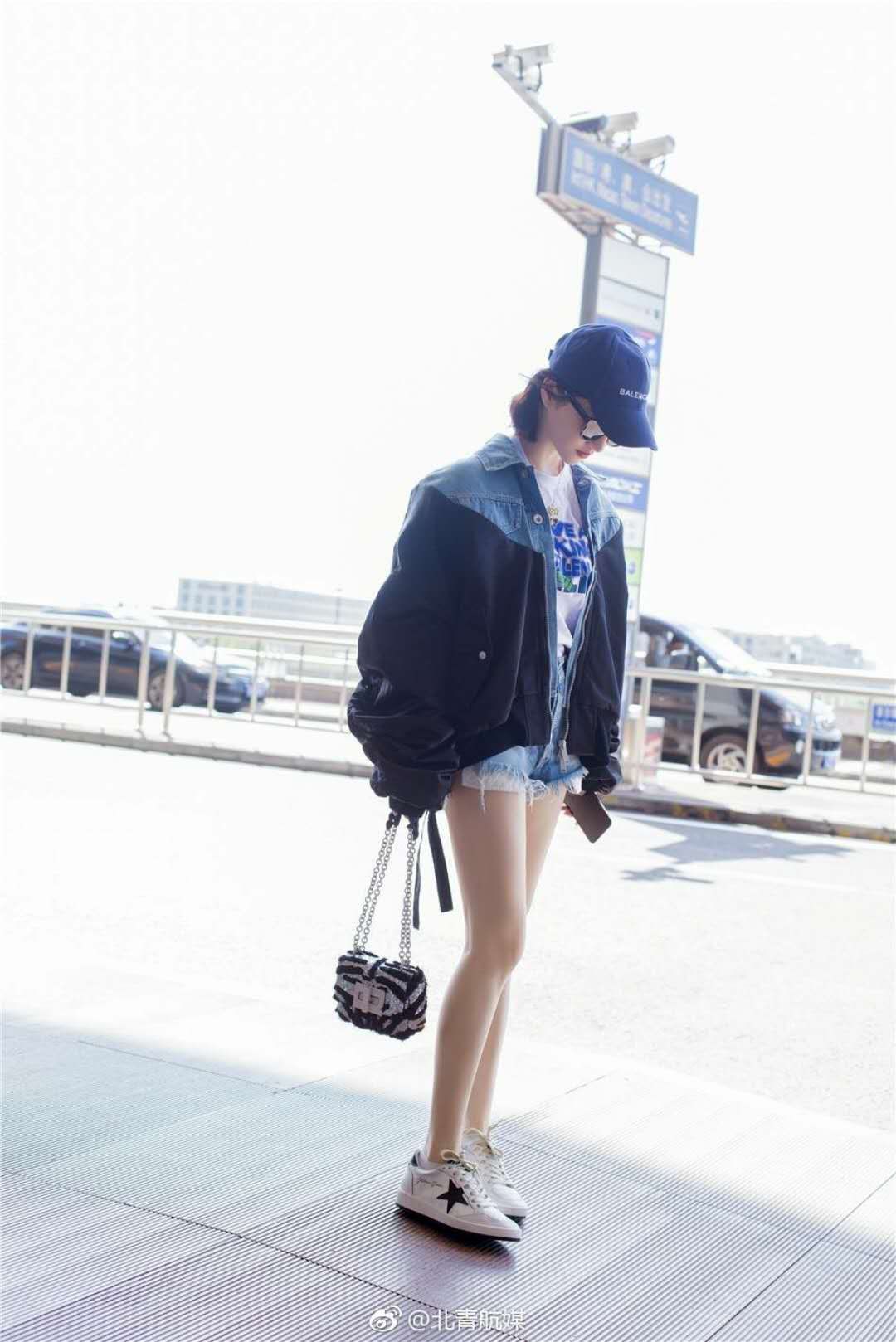 景甜现身机场，穿印字母白T搭牛仔拼接外套秀大长腿