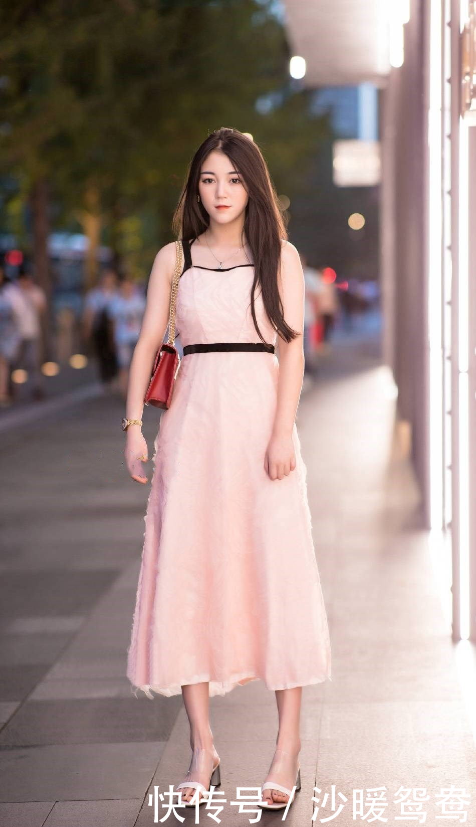  气质■夏季穿连衣裙的美女喜欢搭配高跟凉鞋，清爽凉快还凸显优雅气质